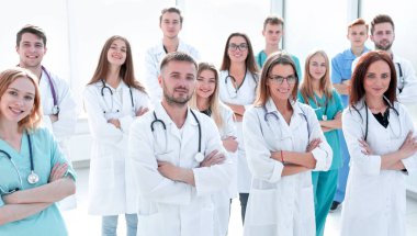 Kot etekli şık bir genç kadın. beyaz üzerine izole