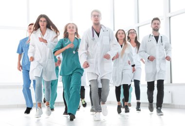 Kendine güvenen yeni nesil doktorlar kurtarmaya geliyor..
