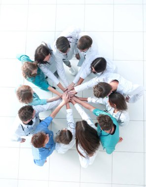 Üst Manzara. Avuçlarına katılan bir grup doktorun görüntüsü