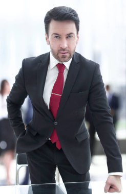 Konferans odasında duran ciddi bir iş adamı.