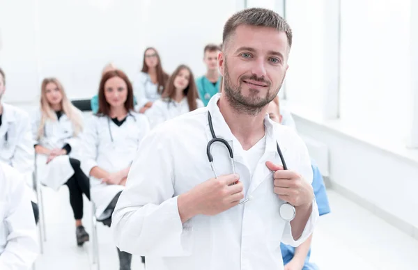 Bovenaanzicht. een groep lachende dokters die naar je wijzen. — Stockfoto