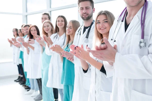 Vista superior. um grupo de médicos sorridentes apontando para você. — Fotografia de Stock