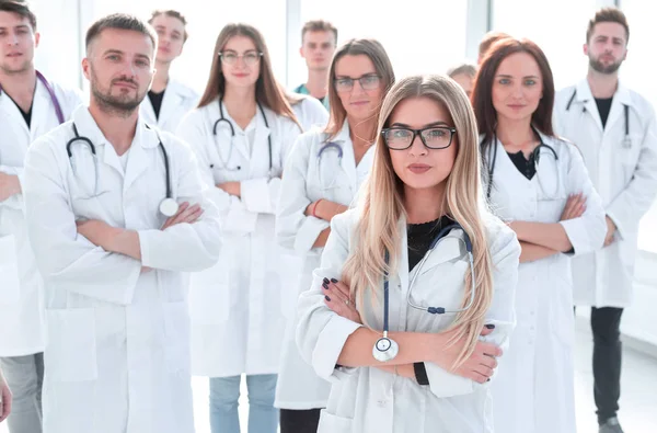 Vista trasera. mujer joven casual mirando la pantalla blanca — Foto de Stock