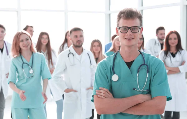 De cerca. un grupo amistoso de jóvenes mirando hacia adelante — Foto de Stock