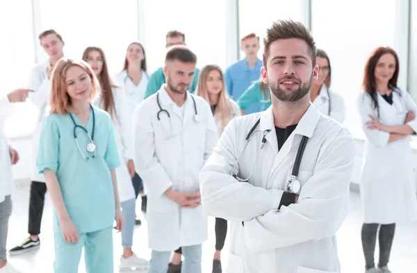 Groep jongeren die hun handpalmen samenvoegen — Stockfoto