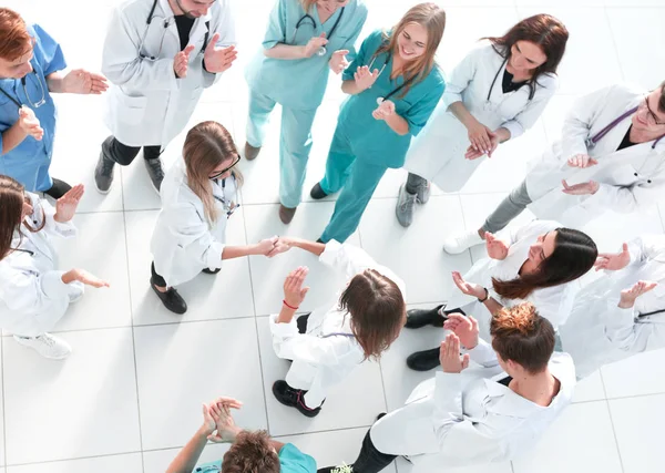 Male doctor standing in front of a group of medical students. — 스톡 사진