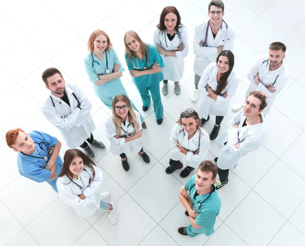 Жінка-лікар стоїть перед своїми колегами-аплодисментами — стокове фото