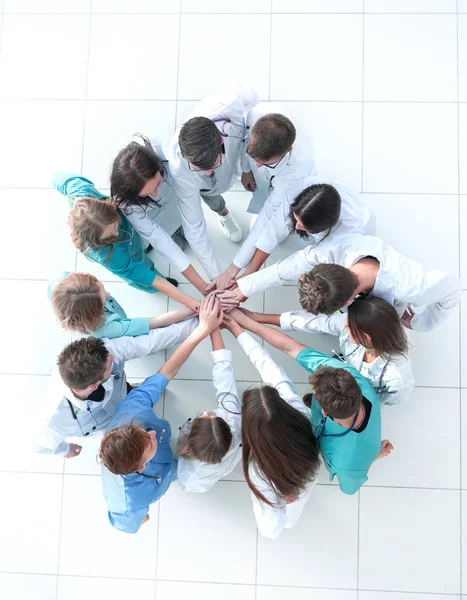 Ansicht von oben. Bild einer Gruppe von Ärzten, die ihre Handflächen verbinden — Stockfoto