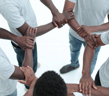 Bir grup farklı adam bir çember içinde duruyor. beyaz üzerine izole