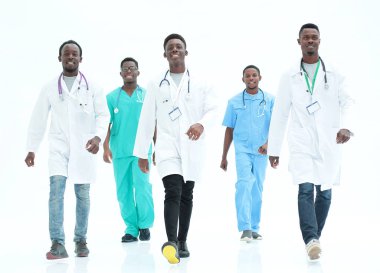 Farklı doktorlardan oluşan bir grup imdada yetişti. beyaz üzerine izole