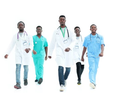 Farklı doktorlardan oluşan bir grup imdada yetişti. beyaz üzerine izole