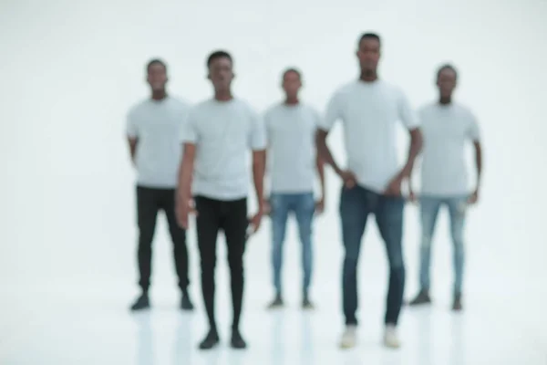 Imagen borrosa de un grupo de jóvenes con camisetas blancas — Foto de Stock