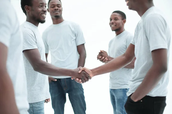 Glimlachende jongens die elkaar de hand schudden. geïsoleerd op wit — Stockfoto
