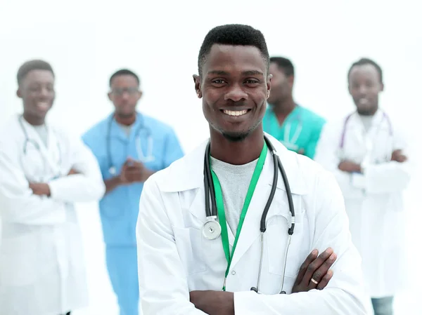Młody pewny siebie lekarz na tle swoich kolegów — Zdjęcie stockowe