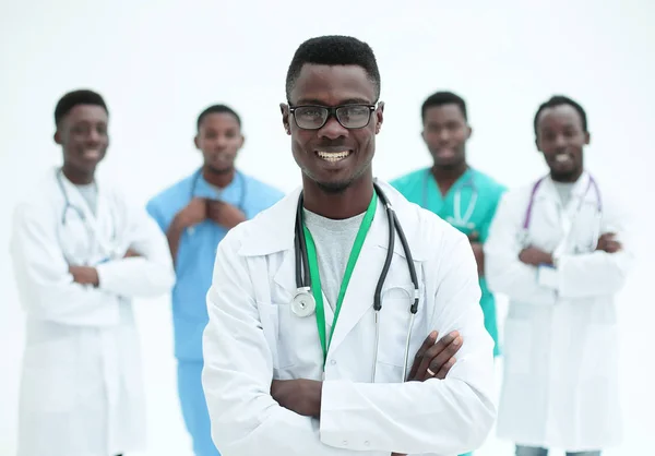 Junger selbstbewusster Arzt über die Hintergründe seiner Kollegen — Stockfoto