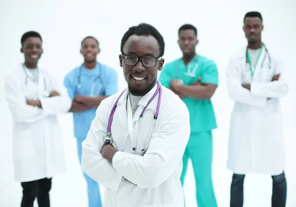 Młody pewny siebie lekarz na tle swoich kolegów — Zdjęcie stockowe