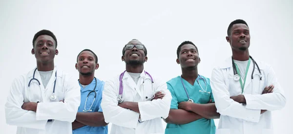 Grupa różnych lekarzy stojących razem. izolowany na białym — Zdjęcie stockowe