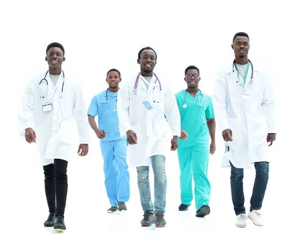 Eine Gruppe verschiedener Ärzte eilt zu Hilfe. isoliert auf weiß — Stockfoto