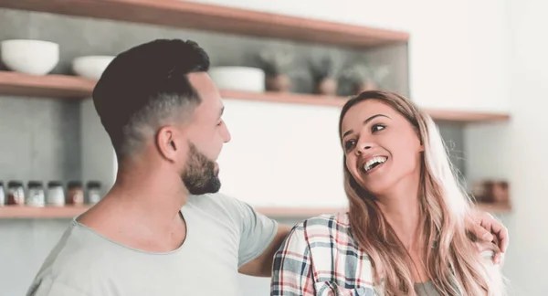 Feliz pareja joven en la cocina en buen tiempo de la mañana —  Fotos de Stock