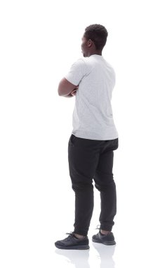 Beyaz tişörtlü gülümseyen adam. beyaz üzerine izole