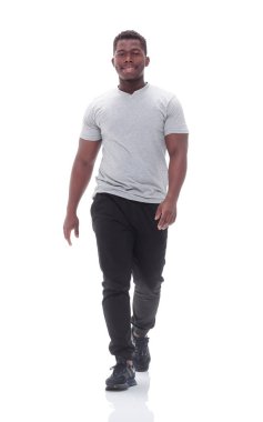 Gülümseyen genç adam ileriye doğru yürüyor. beyaz üzerine izole