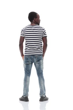 Dikiz aynası. Genç bir adam beyaz bir duvarda bir şeyler okuyor.