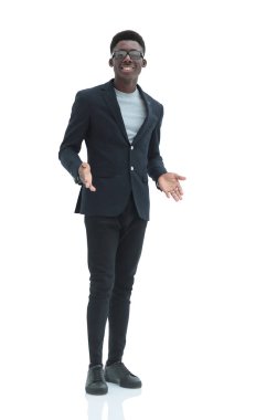 Kendine güvenen genç bir iş adamının portresi. beyaz üzerine izole