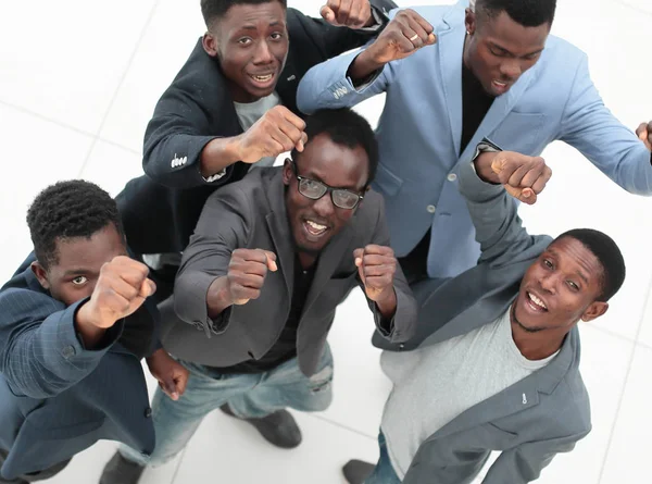 Groep succesvolle jongeren die naar de camera kijken — Stockfoto