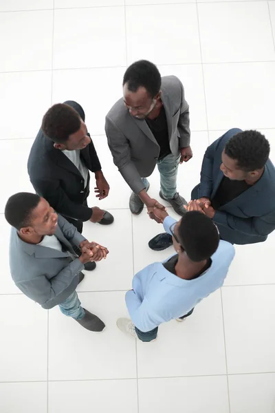 Vista dall'alto. giovani partner commerciali che stringono la mano. — Foto Stock