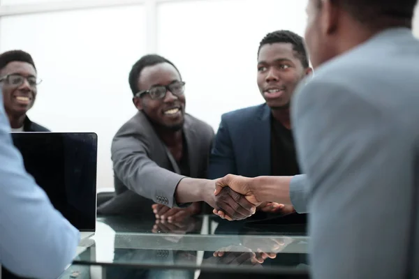 Рукопожатие бизнесменов на рабочей встрече в офисе — стоковое фото