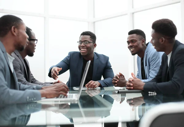 Affärsteam diskuterar idéer för ett nytt projekt — Stockfoto