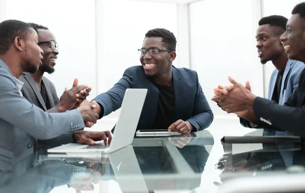 Socios de negocios felices estrechando la mano en la reunión en la oficina. —  Fotos de Stock
