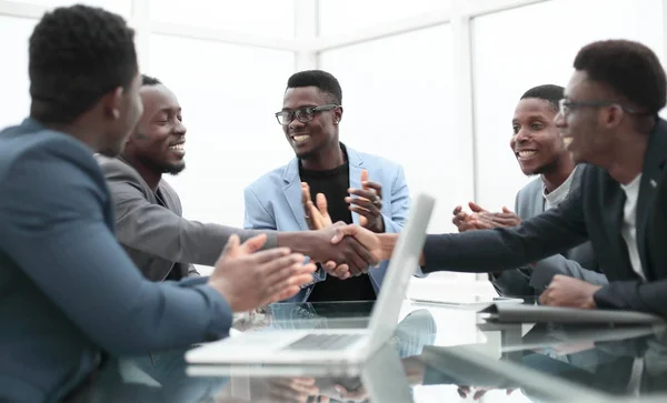 Colegas de negócios cumprimentando uns aos outros com um aperto de mão. — Fotografia de Stock