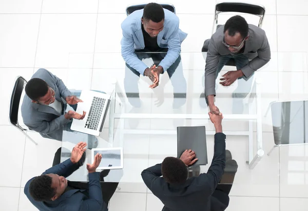Вид сверху. деловое рукопожатие на встрече в офисе . — стоковое фото