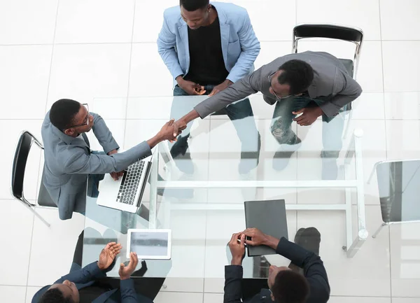 Деловые партнеры пожимают друг другу руки во время переговоров в офисе. — стоковое фото