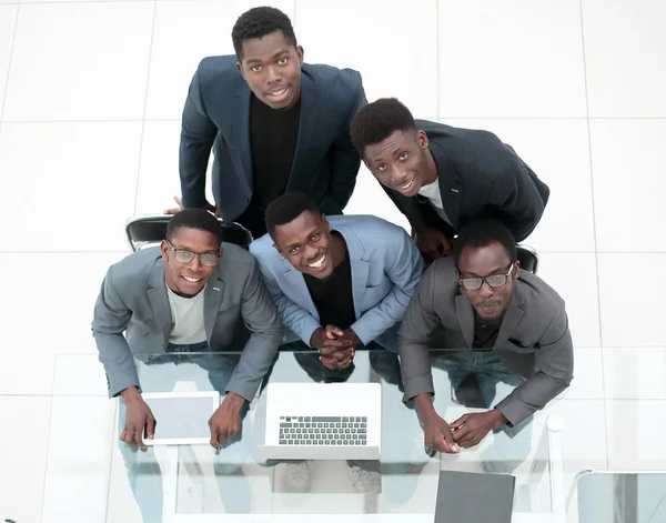 Business team bespreekt de online informatie op de werkplek. — Stockfoto