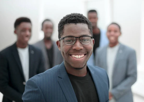 Jonge zakenman wijzend naar zijn business team — Stockfoto