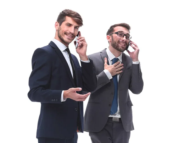 Sur toute la longueur. deux hommes d'affaires utilisant leur smartphone — Photo