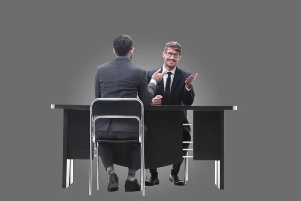 Dos hombres de negocios hablando, sentados en su escritorio —  Fotos de Stock