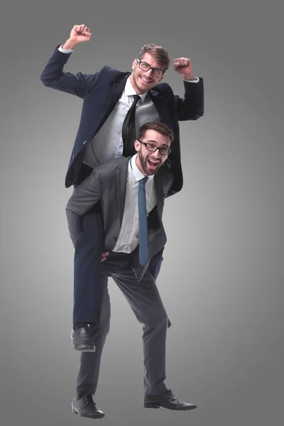 Hombre de negocios sonriente sentado en la espalda de su colega — Foto de Stock