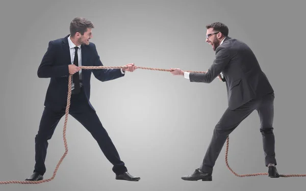 Longitud total. dos hombres de negocios sonrientes tirando de la cuerda. — Foto de Stock