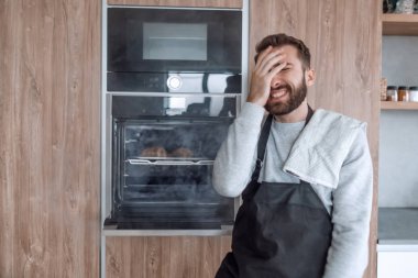 Yanmış kruvasanlarla fırının yanında duran adam şaşırdı..