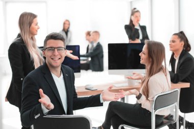 İş yerinde çalışan bir grup genç.