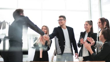 İş ortaklarını alkışlarla destekleyen iş ekibi