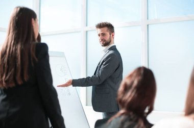İş adamı yeni bir proje sunumu yapıyor.