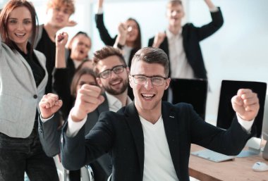 Lider ve mutlu iş ekibi başarılarını sergiliyor..