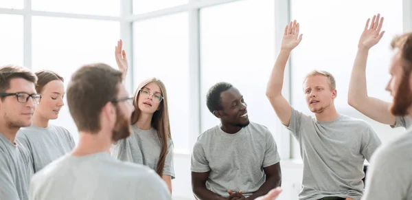 Jóvenes hacen preguntas durante el encuentro — Foto de Stock