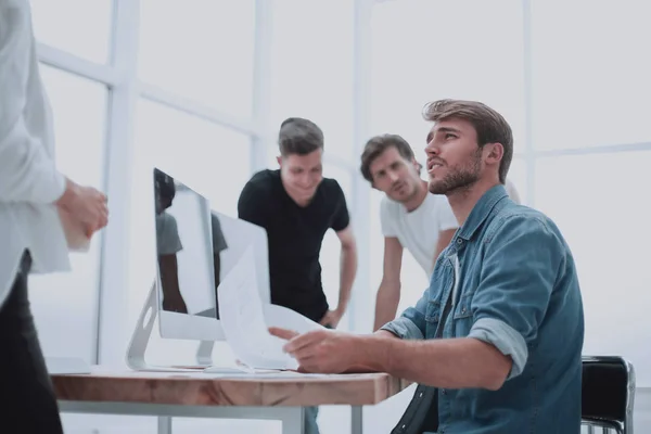 Collega's die over zakelijke documenten op de werkplek discussiëren — Stockfoto