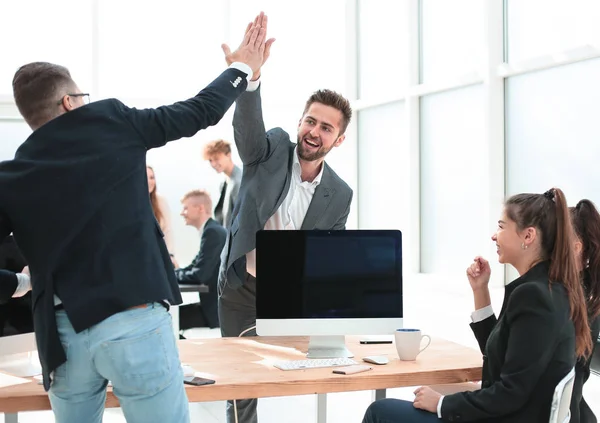 Junge Mitarbeiter geben sich gegenseitig eine hohe Fünf — Stockfoto