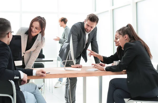 Groep werknemers die hun nieuwe ideeën bespreken. — Stockfoto